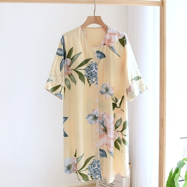 Ženska spavaćica sa špicastim izrezom i gumbima