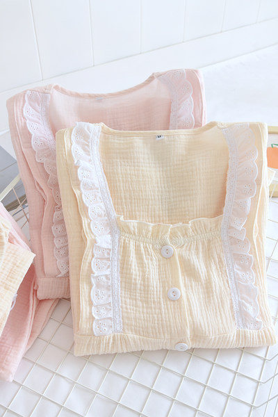 Pijamale de damă din două piese cu decolteu pătrat și broderie