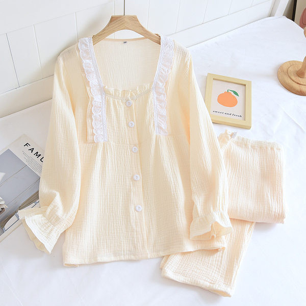 Pijamale de damă din două piese cu decolteu pătrat și broderie