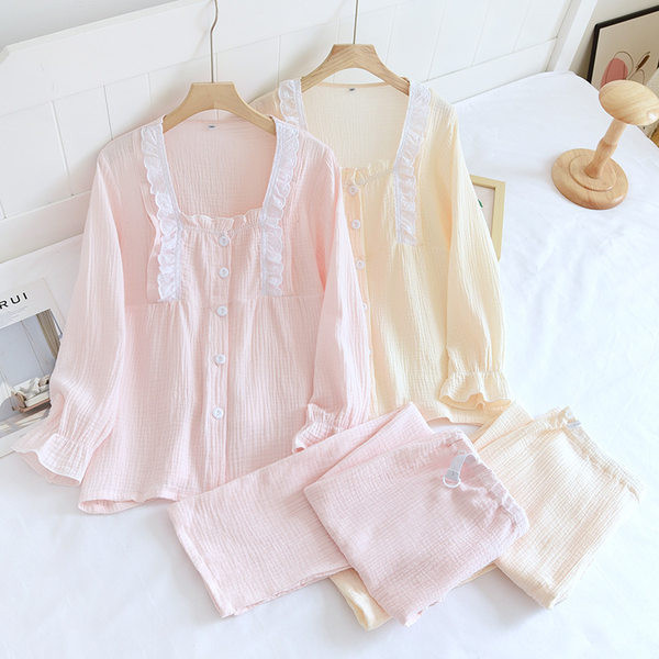 Pijamale de damă din două piese cu decolteu pătrat și broderie