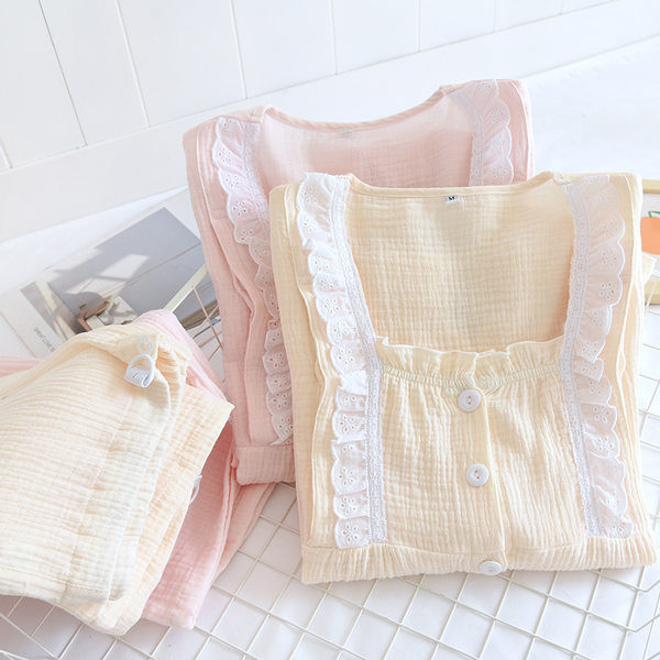 Pijamale de damă din două piese cu decolteu pătrat și broderie