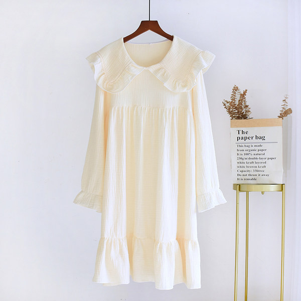 Cămașă de noapte de damă cu decolteu oval și mâneci lotus