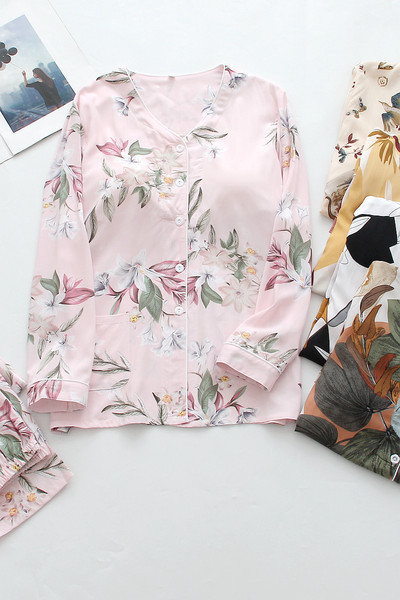 Ženska pidžama sa šarenim printom i gumbima