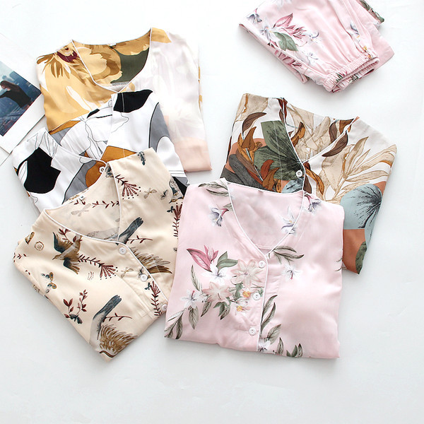 Ženska pidžama sa šarenim printom i gumbima