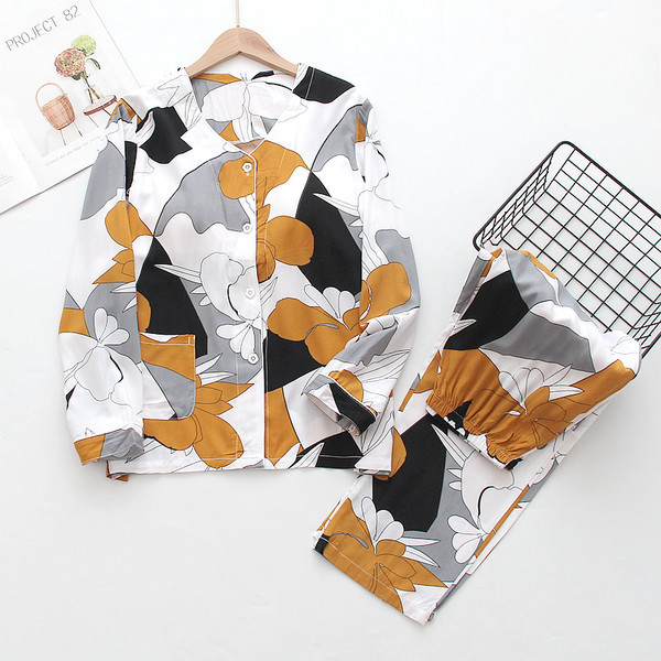 Ženska pidžama sa šarenim printom i gumbima