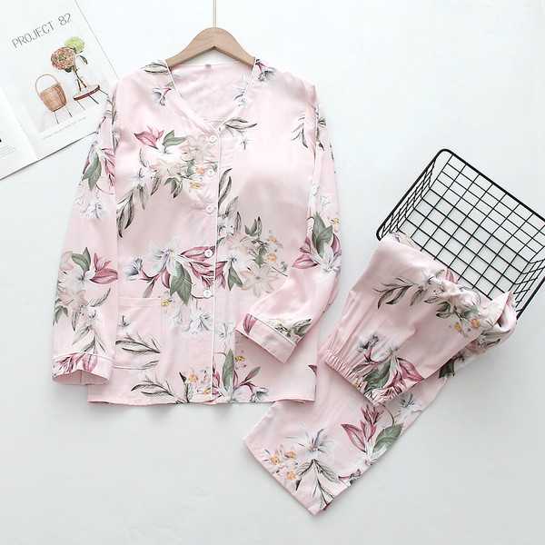 Ženska pidžama sa šarenim printom i gumbima