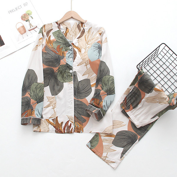 Ženska pidžama sa šarenim printom i gumbima