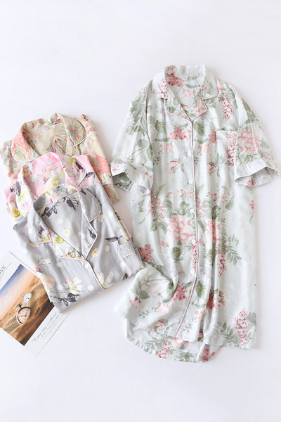 Ženska spavaćica kratkih rukava i cvjetnih motiva