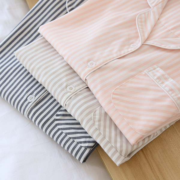 Γυναικεία ριγέ πιτζάμα με τσέπη και κουμπιά