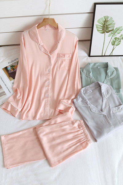 Ženska pidžama s dugim rukavima i kopčanjem na gumbe