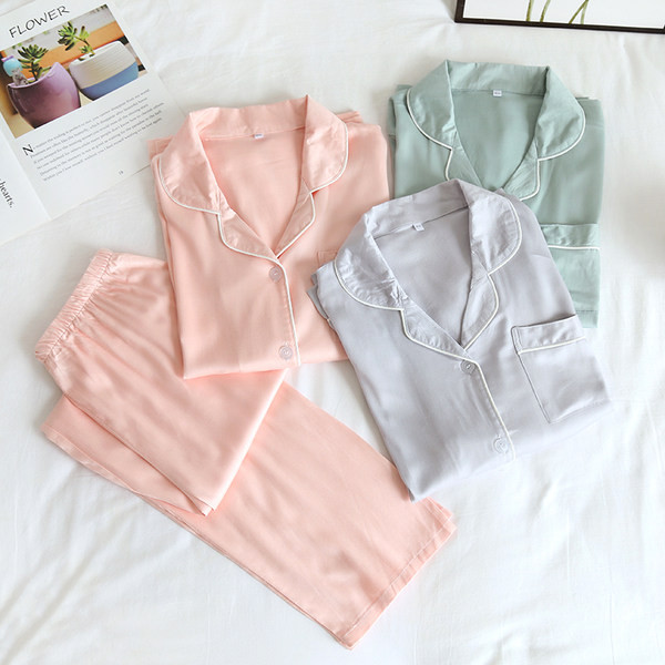 Ženska pidžama s dugim rukavima i kopčanjem na gumbe