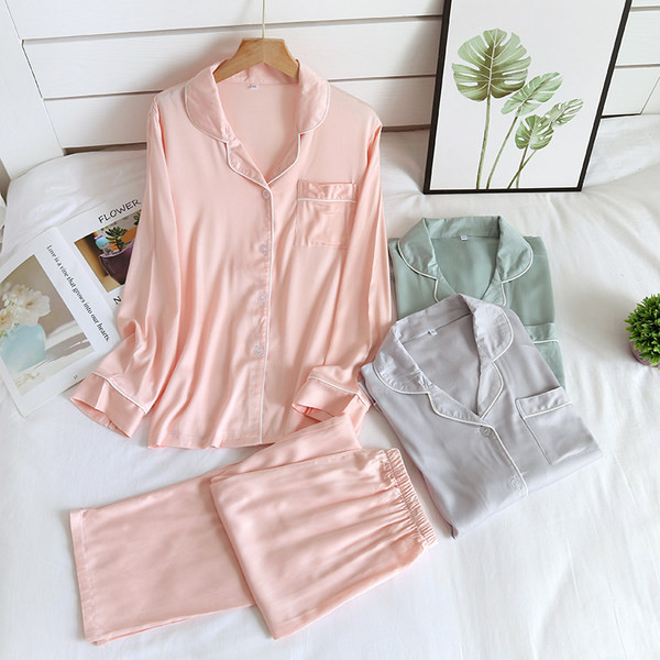 Ženska pidžama s dugim rukavima i kopčanjem na gumbe