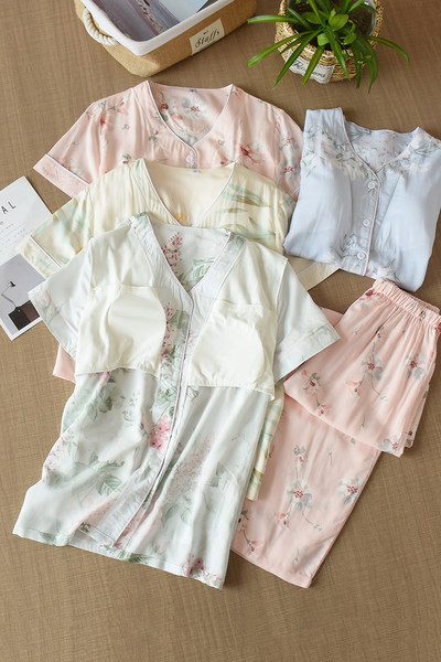 Ženska pidžama sa špicastim izrezom i gumbima