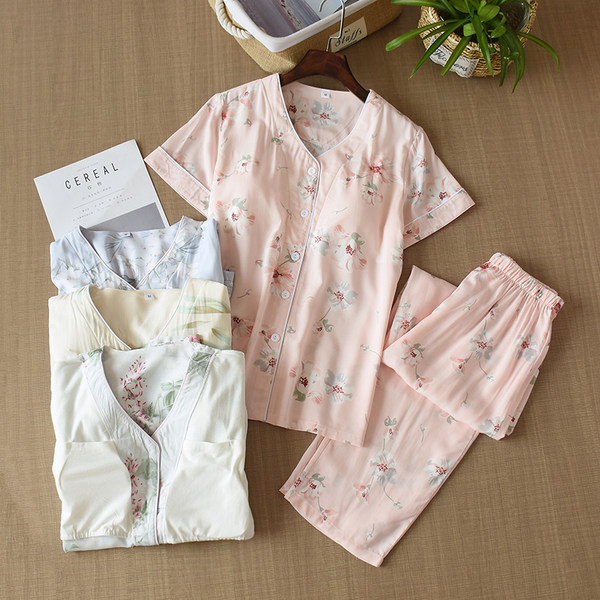 Ženska pidžama sa špicastim izrezom i gumbima