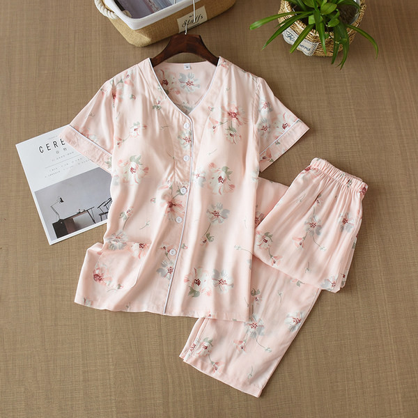 Ženska pidžama sa špicastim izrezom i gumbima