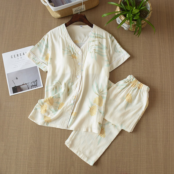 Ženska pidžama sa špicastim izrezom i gumbima