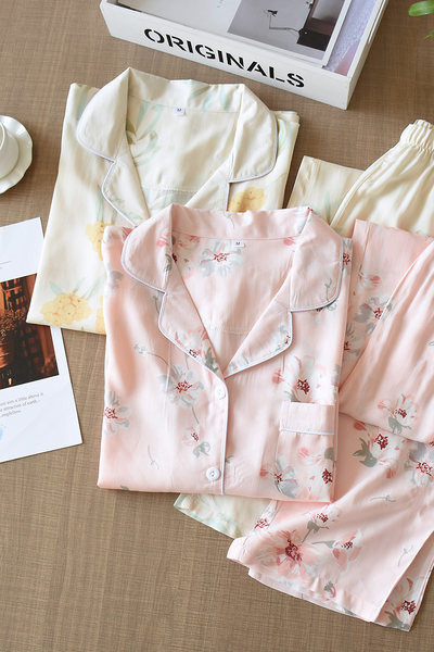 Ανοιξιάτικο σετ πιτζάμες με φλοράλ στάμπα για γυναίκες