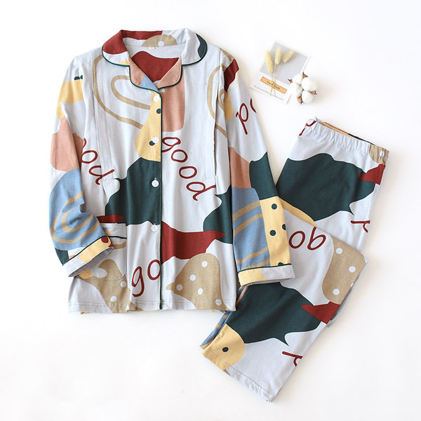 Ženska pidžama sa šarenim motivima - dvodijelna