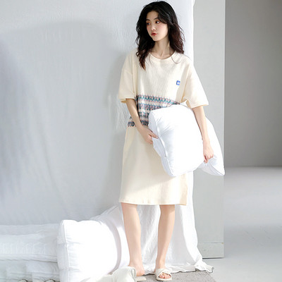 Ένα νέο μοντέλο γυναικείες πιτζάμες με οβάλ λαιμόκοψη και κοντό μανίκι