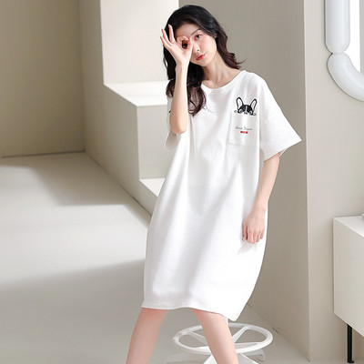 Ένα νέο μοντέλο γυναικείες πιτζάμες με οβάλ λαιμόκοψη και κοντό μανίκι