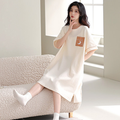 Ένα νέο μοντέλο γυναικείες πιτζάμες με οβάλ λαιμόκοψη και κοντό μανίκι