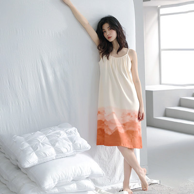 Ένα νέο μοντέλο γυναικείες πιτζάμες με οβάλ λαιμόκοψη και κοντό μανίκι