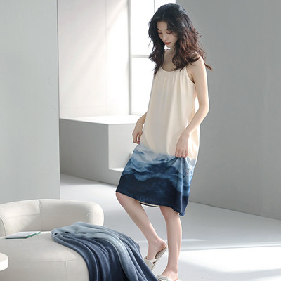 Ένα νέο μοντέλο γυναικείες πιτζάμες με οβάλ λαιμόκοψη και κοντό μανίκι