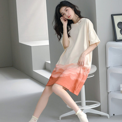 Ένα νέο μοντέλο γυναικείες πιτζάμες με οβάλ λαιμόκοψη και κοντό μανίκι