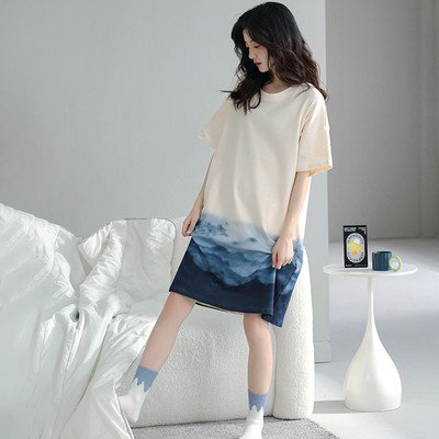 Ένα νέο μοντέλο γυναικείες πιτζάμες με οβάλ λαιμόκοψη και κοντό μανίκι