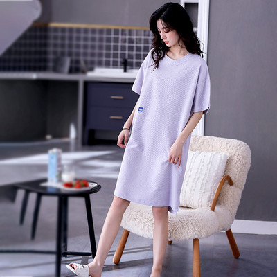 Ένα νέο μοντέλο γυναικείες πιτζάμες με οβάλ λαιμόκοψη και κοντό μανίκι