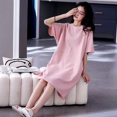 Ένα νέο μοντέλο γυναικείες πιτζάμες με οβάλ λαιμόκοψη και κοντό μανίκι