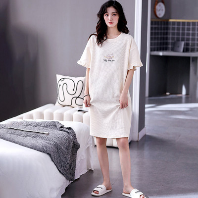 Ένα νέο μοντέλο γυναικείες πιτζάμες με οβάλ λαιμόκοψη και κοντό μανίκι