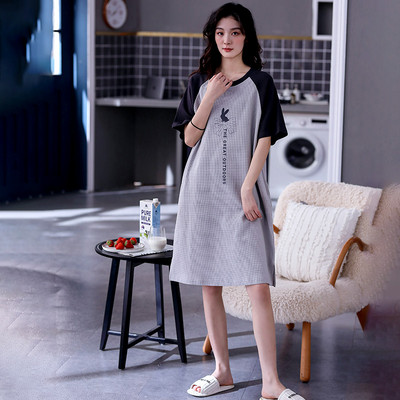 Ένα νέο μοντέλο γυναικείες πιτζάμες με οβάλ λαιμόκοψη και κοντό μανίκι