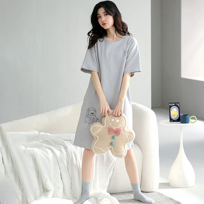 Ένα νέο μοντέλο γυναικείες πιτζάμες με οβάλ λαιμόκοψη και κοντό μανίκι