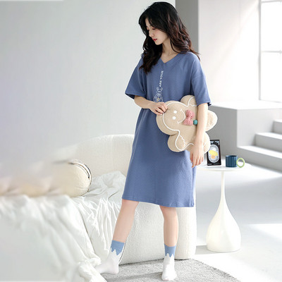 Ένα νέο μοντέλο γυναικείες πιτζάμες με οβάλ λαιμόκοψη και κοντό μανίκι