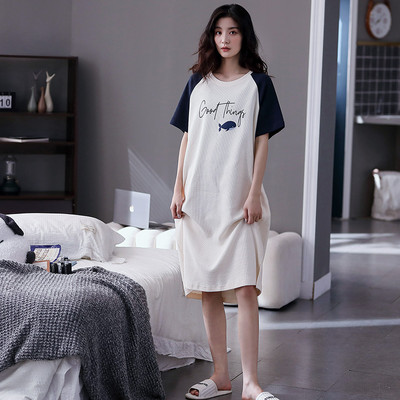 Ένα νέο μοντέλο γυναικείες πιτζάμες με οβάλ λαιμόκοψη και κοντό μανίκι