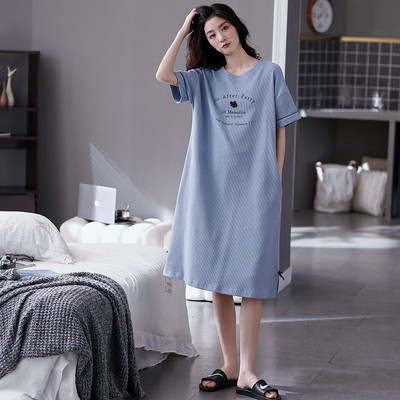 Ένα νέο μοντέλο γυναικείες πιτζάμες με οβάλ λαιμόκοψη και κοντό μανίκι