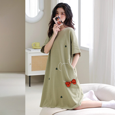 Ένα νέο μοντέλο γυναικείες πιτζάμες με οβάλ λαιμόκοψη και κοντό μανίκι