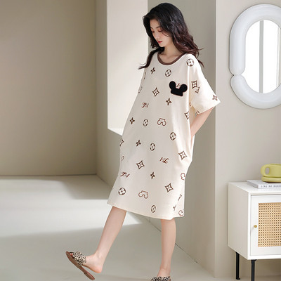 Ένα νέο μοντέλο γυναικείες πιτζάμες με οβάλ λαιμόκοψη και κοντό μανίκι