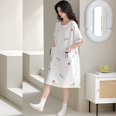 Ένα νέο μοντέλο γυναικείες πιτζάμες με οβάλ λαιμόκοψη και κοντό μανίκι