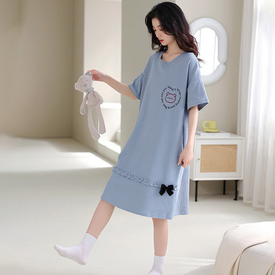 Ένα νέο μοντέλο γυναικείες πιτζάμες με οβάλ λαιμόκοψη και κοντό μανίκι