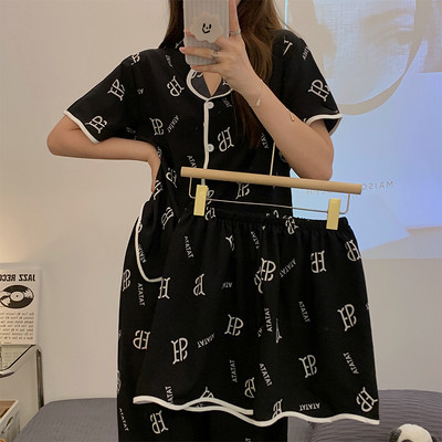 Ένα νέο μοντέλο γυναικείας πιτζάμες