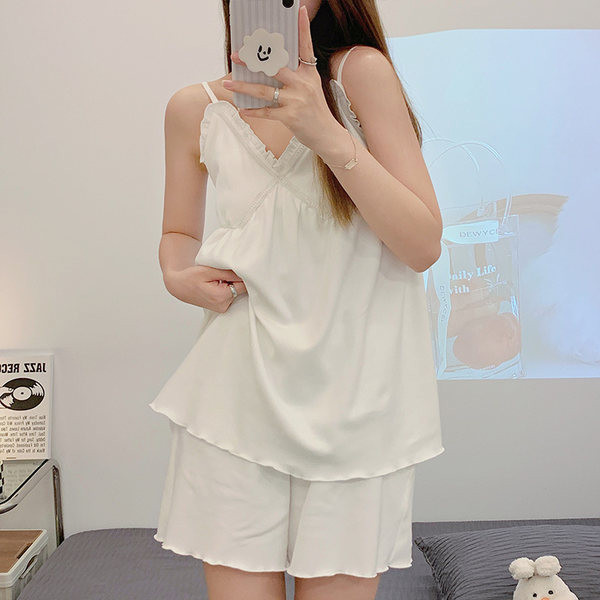 Dvodijelna ljetna pidžama na tanke naramenice i kratke hlačice