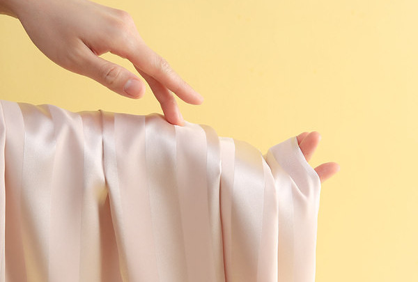 Дамска раирана пижама -тип риза с къс ръкав и копчета 