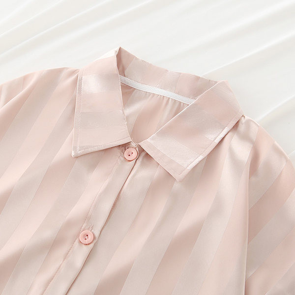 Дамска раирана пижама -тип риза с къс ръкав и копчета 