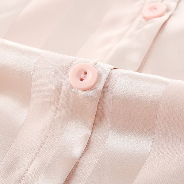 Дамска раирана пижама -тип риза с къс ръкав и копчета 