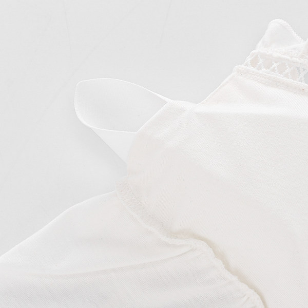 Καλοκαιρινές γυναικείες πιτζάμες με λεπτές τιράντες σε λευκό χρώμα