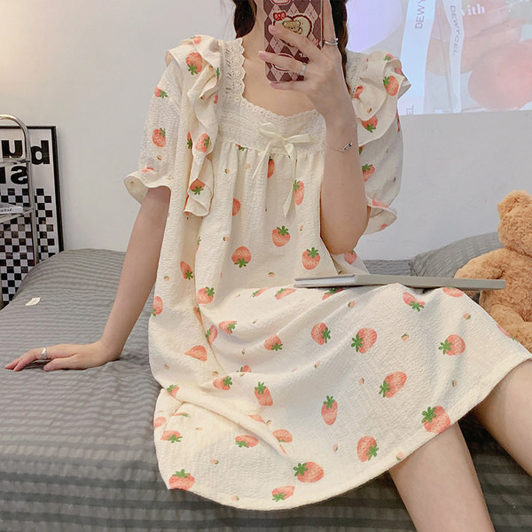 Ljetna spavaćica s čipkom i četvrtastim izrezom