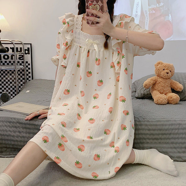 Ljetna spavaćica s čipkom i četvrtastim izrezom