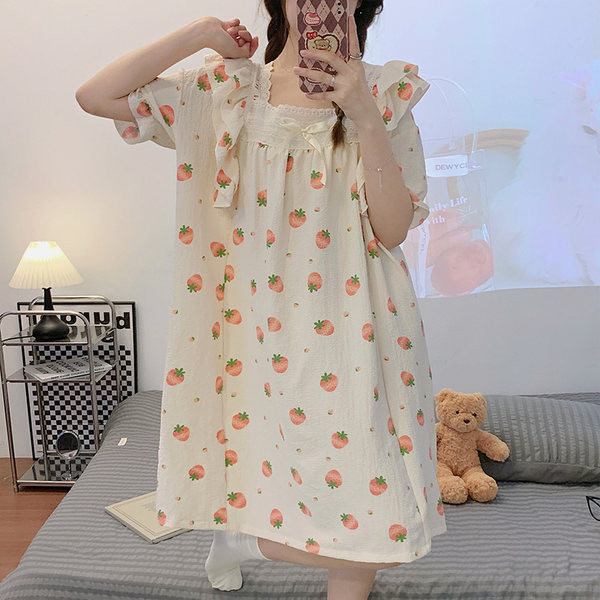 Ljetna spavaćica s čipkom i četvrtastim izrezom